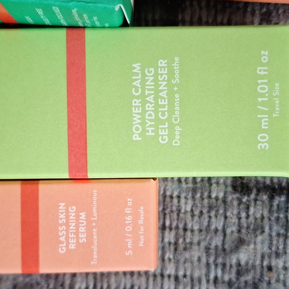 Peach and Lily - Picture 2 of 6